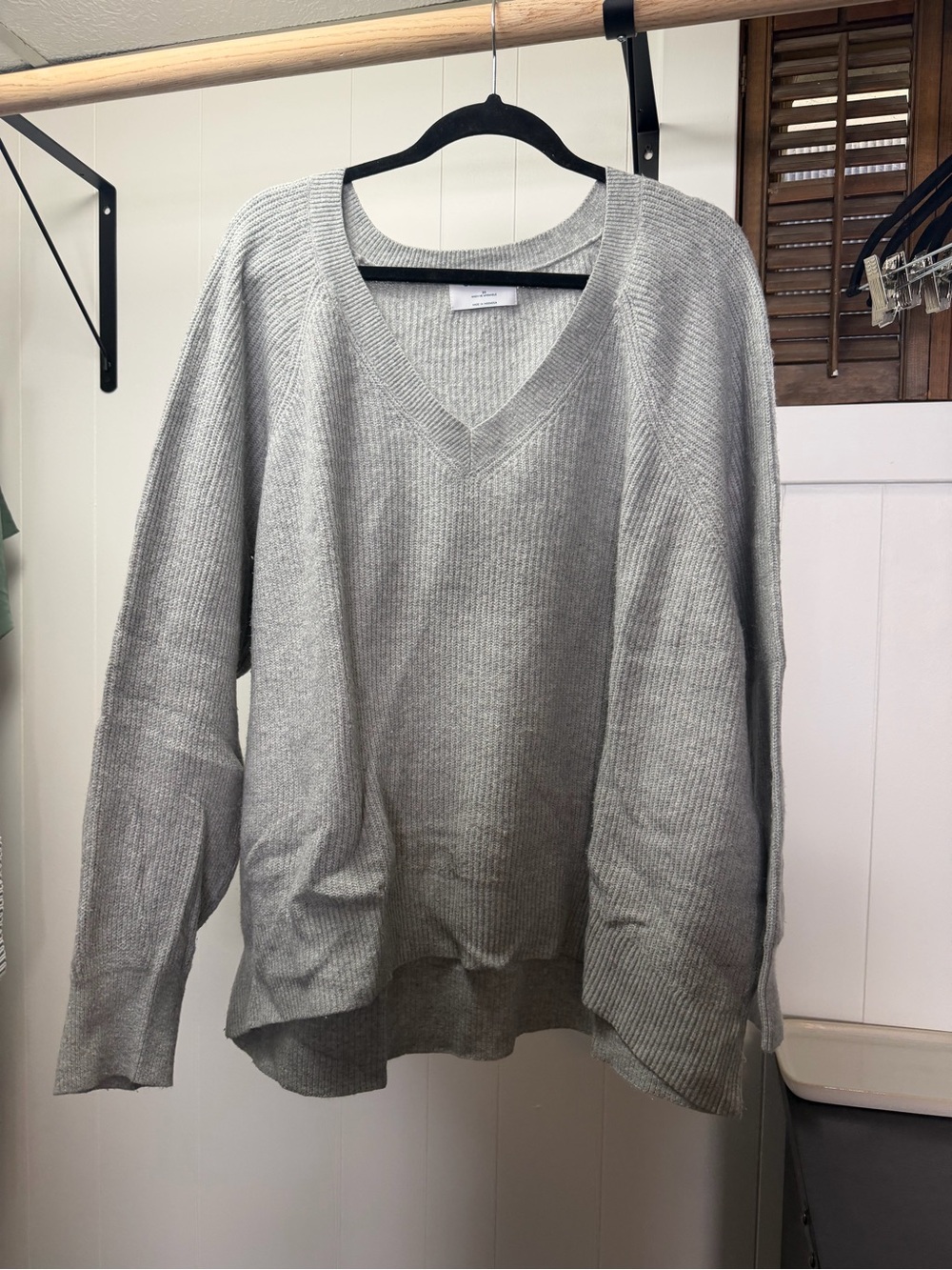 Women's V-Neck Ribbed Sweater in Light Gray